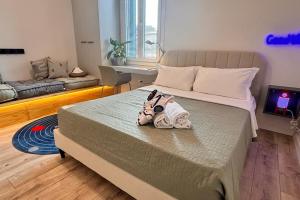马格拉Casa Semi 整套公寓的一间卧室，床上有一只毛绒玩具