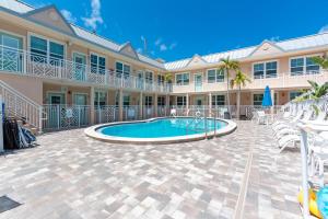 una piscina en el patio de un edificio en Clearwater Beach Suites 204, en Clearwater Beach