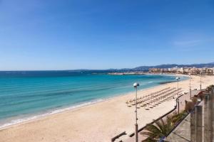 坎帕斯蒂利亚Mallorca Rooms Can Pastilla的享有带椅子的海滩和大海的景致。