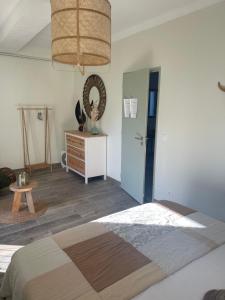 Postel nebo postele na pokoji v ubytování Maison d'hôtes la Doma Venterol chambres & SPA