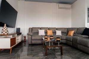 a living room with a couch and a table at Apartamento centro de la ciudad in Santo Domingo de los Colorados