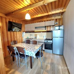 eine Küche mit Tisch und Stühlen in einem Zimmer in der Unterkunft Pokoje pod Brzozami - zniżki na Termy i Rowery ! in Czarna Góra