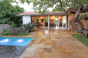 a backyard with a pool and a house at Villa Atlântic Icaraizinho 700 m da praia in Icaraí