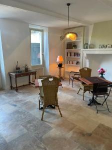 Posezení v ubytování Maison d'hôtes la Doma Venterol chambres & SPA