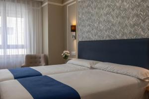 Postel nebo postele na pokoji v ubytování Hotel Corona de Castilla Burgos