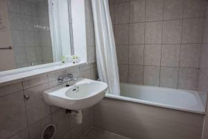 Koupelna v ubytování Primelodge Rotherham