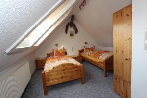 Postel nebo postele na pokoji v ubytování Ferienwohnung Inselsbergblick