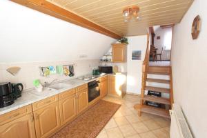 Kuchyň nebo kuchyňský kout v ubytování Ferienwohnung Inselsbergblick