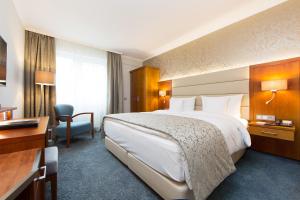 Postel nebo postele na pokoji v ubytování Hotel Oranien Wiesbaden