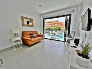 Μια τηλεόραση ή/και κέντρο ψυχαγωγίας στο Luxury & New apartment with pool II
