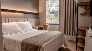 Plaza Hotel & Boulevard Convention - Vale dos Vinhedos客房内的一张或多张床位