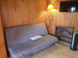 Saint-Couat-dʼAudeにあるETAPE DE ST COUATの部屋の隅にある小さなベッド