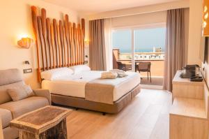 Postel nebo postele na pokoji v ubytování Tarifa Lances by QHotels