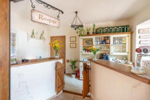 Kuchnia lub aneks kuchenny w obiekcie Hotel Pod Szrenicą