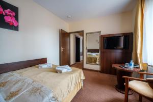 Telewizja i/lub zestaw kina domowego w obiekcie Hotel Pod Szrenicą
