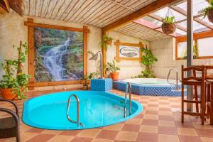 Basen w obiekcie Hotel Pod Szrenicą lub w pobliżu
