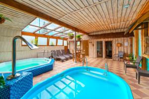 Basen w obiekcie Hotel Pod Szrenicą lub w pobliżu