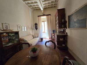 a living room with a table and a couch at Finestra Dell'Angelo in Pienza