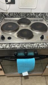 une plaque de cuisson avec une éponge bleue dessus dans l'établissement Departamento PREMIUM Córdoba, à Córdoba