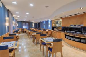 ห้องอาหารหรือที่รับประทานอาหารของ Hotel del Mar