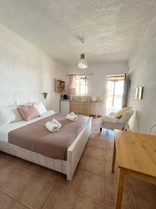 Rúm í herbergi á Fos Apartments Mykonos