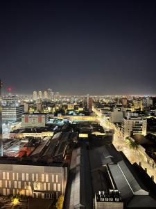 une vue d'une ville la nuit avec des bâtiments dans l'établissement Departamento PREMIUM Córdoba, à Córdoba