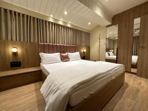 a bedroom with a large bed in a room at Rudraya Homes - Cozy Premium Serviced Apartments Khar - next to Bandra in Mumbai