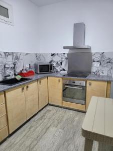 Kuchyň nebo kuchyňský kout v ubytování Ras Jebel appartements
