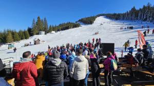 eine Menschenmenge steht auf einer Skipiste in der Unterkunft Vila Artemis in Rausor