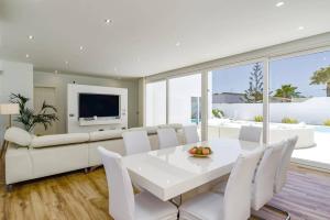 Et tv og/eller underholdning på Villa Bolboreta by Villa Plus