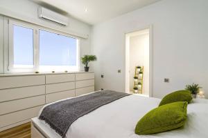 En eller flere senge i et værelse på Villa Bolboreta by Villa Plus + 16 billeder