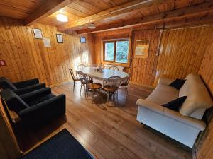 ein Wohnzimmer mit Tisch und Couch in der Unterkunft Vila Artemis in Rausor