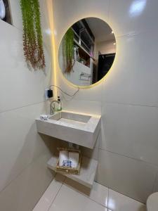 ein Badezimmer mit Waschbecken und Spiegel in der Unterkunft Loft 601 in Rio de Janeiro