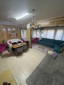 MarmaraereglisiにあるGünlük kiralık eşyalı villaの青いソファとテーブルのあるリビングルーム