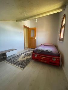 MarmaraereglisiにあるGünlük kiralık eşyalı villaの部屋の床に置かれた赤いスーツケース