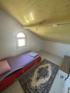 MarmaraereglisiにあるGünlük kiralık eşyalı villaのベッドと窓のある小さな部屋 +12枚の写真