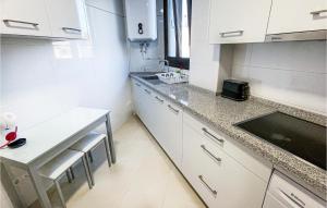 Kuchyň nebo kuchyňský kout v ubytování 1 Bedroom Nice Apartment In Estepona