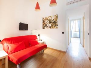 ローマにあるSabelli Nightlife Apartment-LA SAPIENZA-TERMINI STATIONのリビングルーム(赤いソファ、テレビ付)