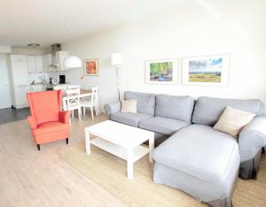 een woonkamer met een bank en een tafel bij Schöne Aussicht in Hohegeiß