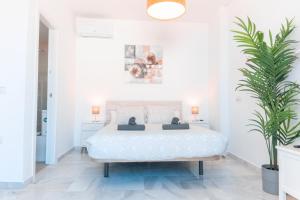 Postel nebo postele na pokoji v ubytování Ático Duplex Centro con Jacuzzi y Terraza Privada + 36 fotografií