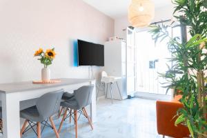 TV a/nebo společenská místnost v ubytování Ático Duplex Centro con Jacuzzi y Terraza Privada