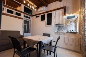 a kitchen and dining room with a table and chairs at Nella mia città 2 in Lagonegro