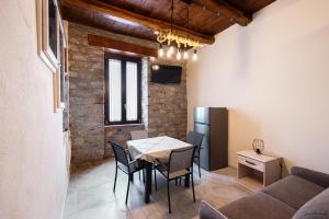 a kitchen and dining room with a table and chairs at Nella mia città 2 in Lagonegro