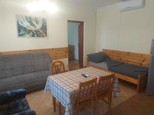 A seating area at Apartman116 Airport