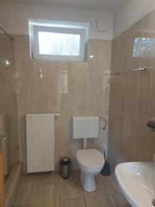 A bathroom at Apartman116 Airport