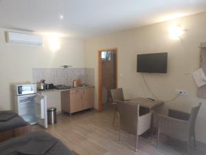 A kitchen or kitchenette at Apartman116 Airport
