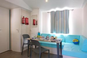 Posezení v ubytování Happy Camp Mobile Homes in Camping Iscrixedda