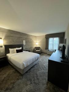 a hotel room with a bed and a television at Normandy Farm Hotel & Conference Center in Blue Bell +40 photos