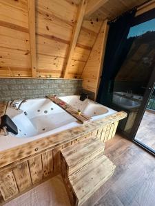 una gran bañera de hidromasaje en una cabaña de madera en Gökçe Bungalov, en Ardeşen