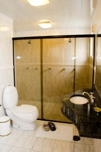 Um banheiro em Omega Palace Hotel